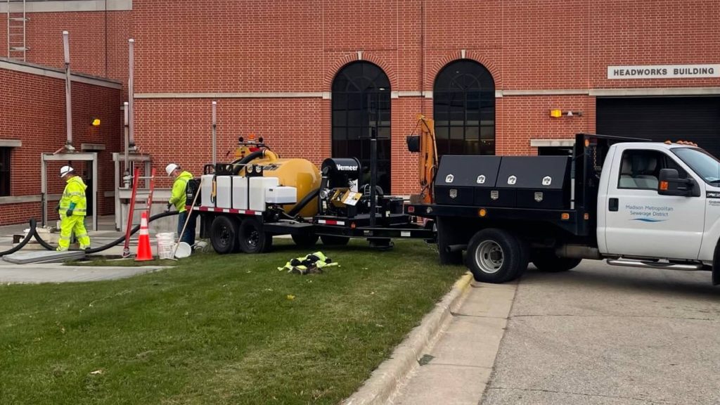 Maintenance Team using the vacuum excavator trailer at Headworks.