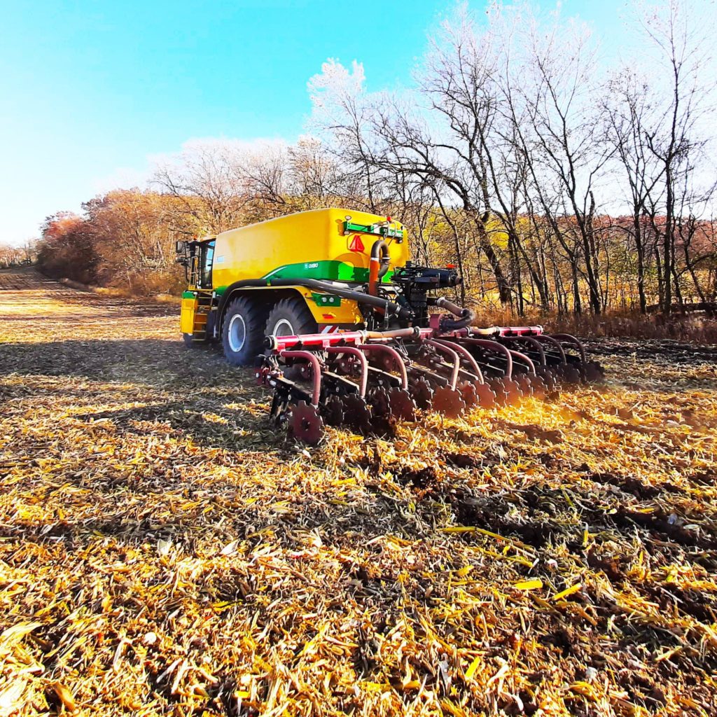 A Metrogro applicator in a farm field with the Zimmerman Red Viper injector bar to help reduce phosphorus runoff.